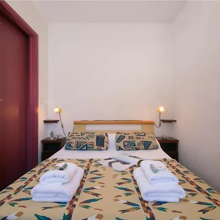 Apartment Sleeps 5 *
