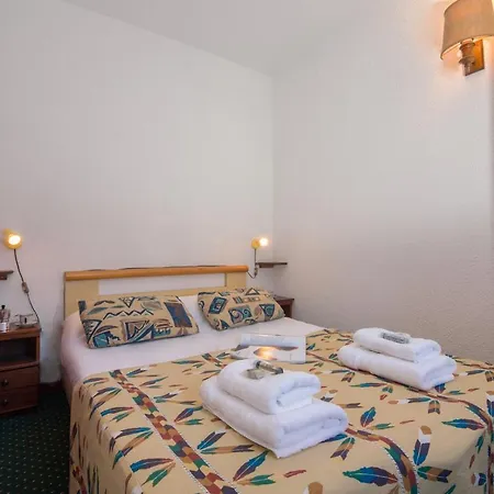 Sleeps 5 *